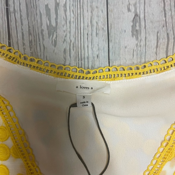 NWT yellow top/tanks v neck SS scallop, bottom, embroidery, floral, print SZ SM - Picture 3 of 3